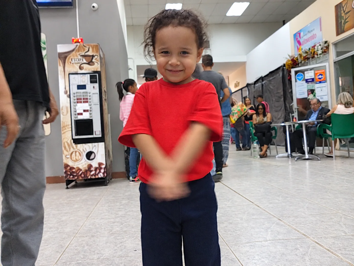 Valery de niña sonriendo con camiseta roja