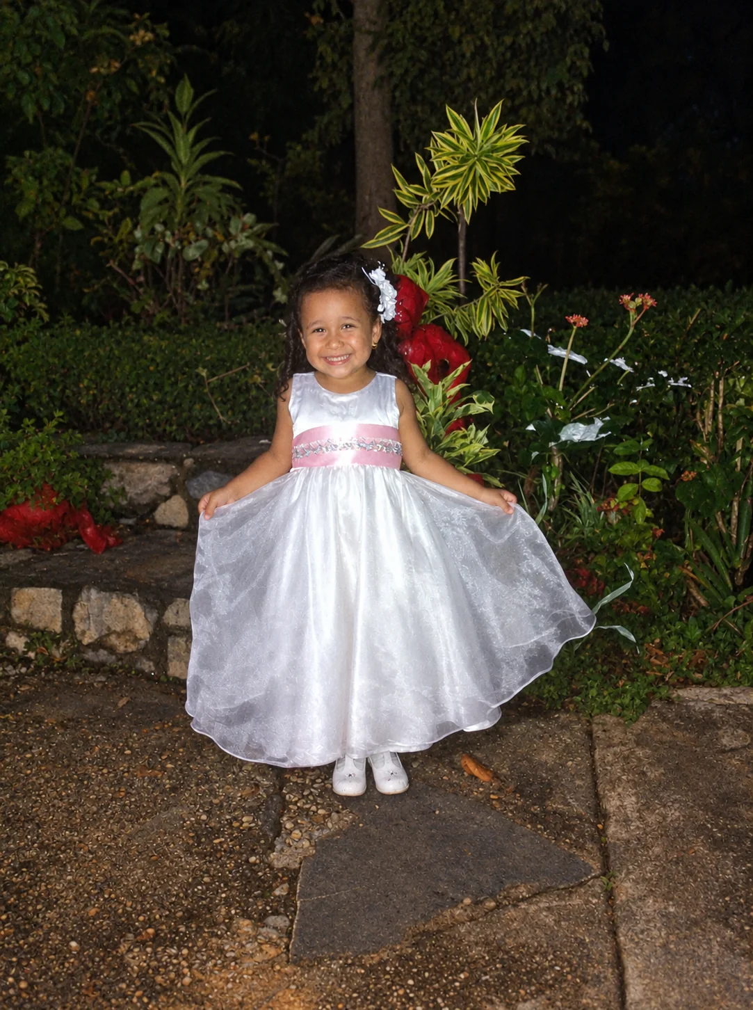 Valery de niña luciendo un vestido blanco
