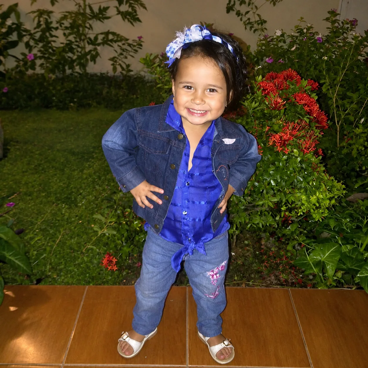 Valery de niña posando con chaqueta y conjunto azul