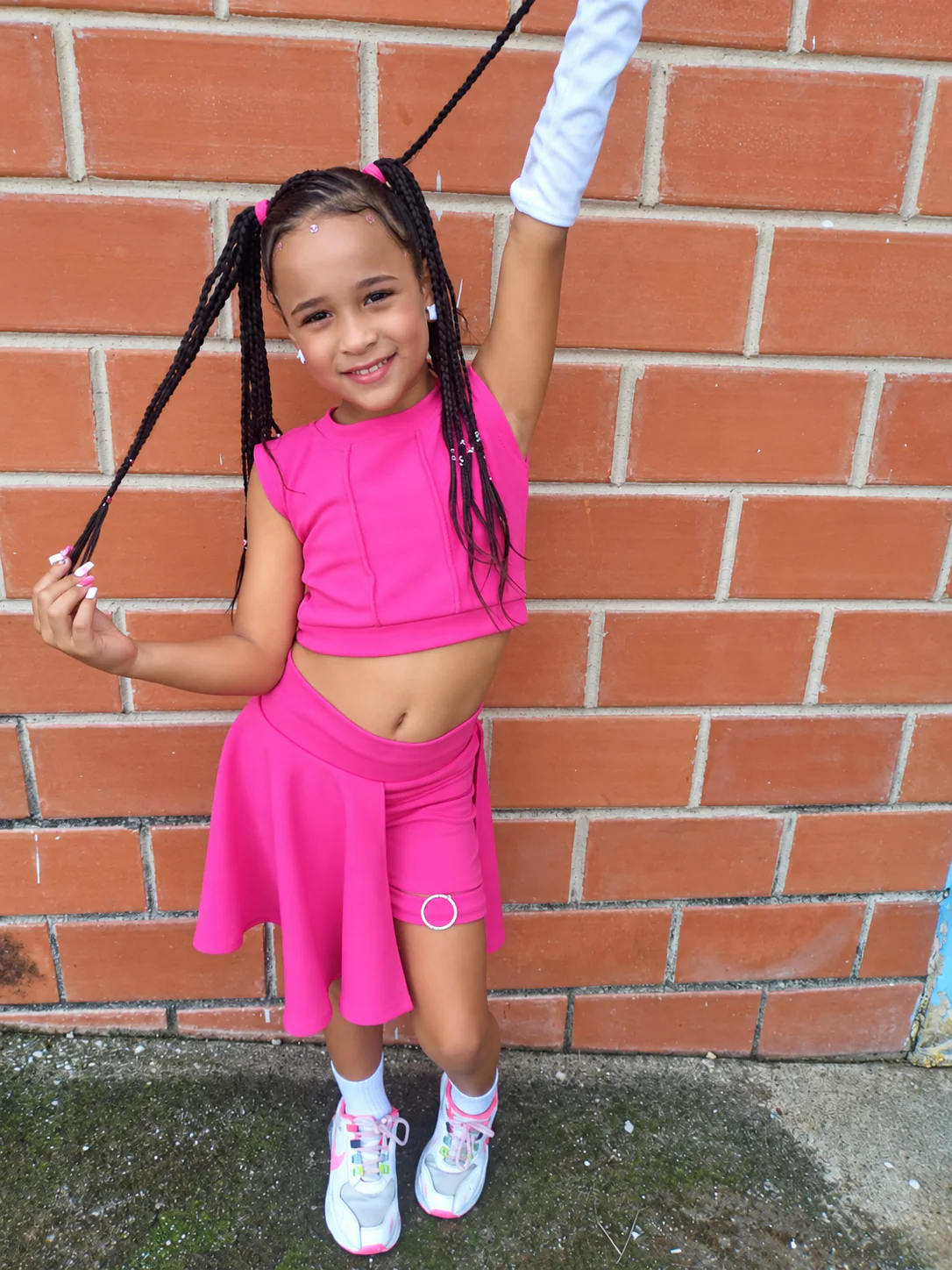 Valery de niña con conjunto rosa lista para bailar